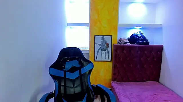 Snapshot of alison_moon7 chatting on October 2025 11:21:01 AM alison moon7 online show from October 2025 11:21:01 AM