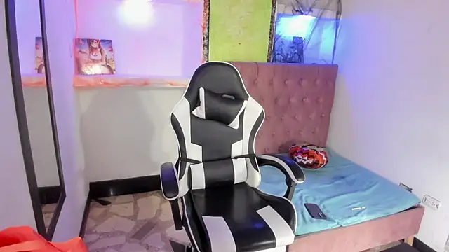 Snapshot of alison_moon7 chatting on October 2025 12:13:02 PM alison moon7 online show from October 2025 12:13:02 PM