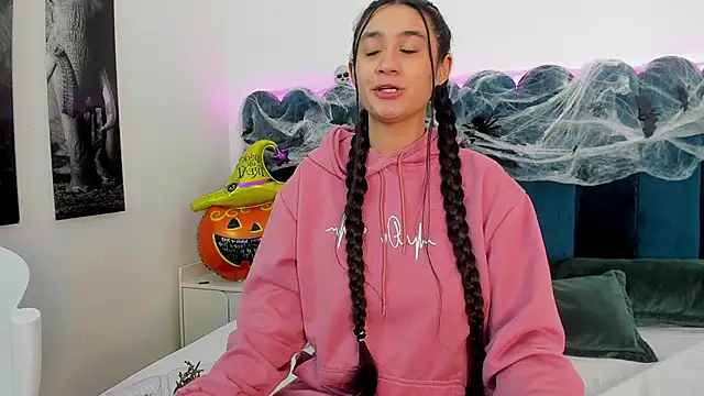 EmilyHanks  online show from October 2025 11:34:01 PM