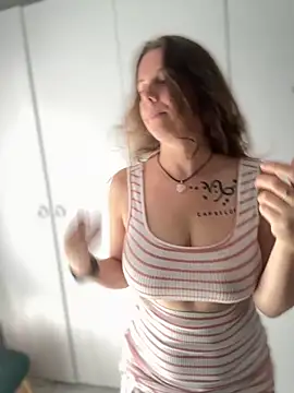 TenderLaGlamor online show from October 2025 10:10:02 AM