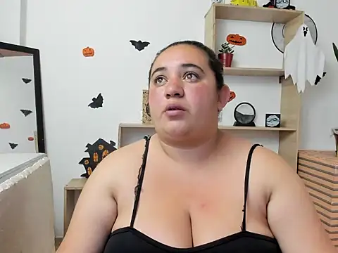 Khloe Tommson  online show from October 2025 01:02:02 PM