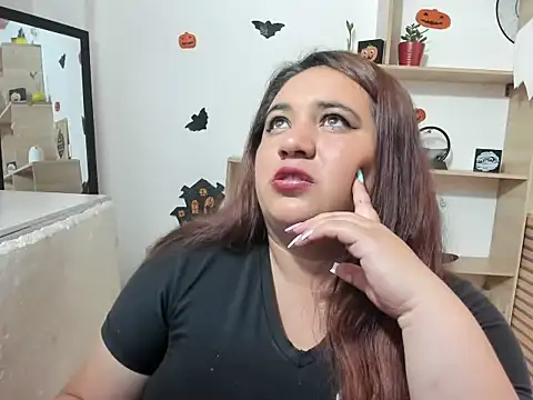 Khloe Tommson  online show from November 2025 01:35:02 PM