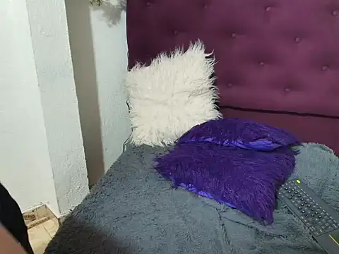 Khloe Tommson  online show from November 2025 01:21:02 PM