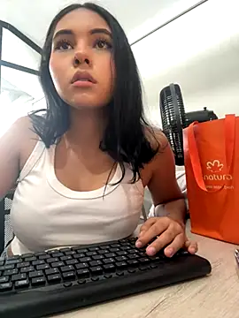 AlinnaRosee  online show from December 2025 04:35:01 PM