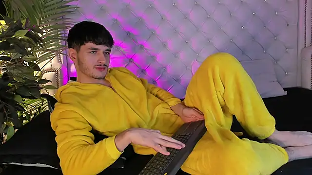 LiamMuller online show from December 2025 12:25:02 PM