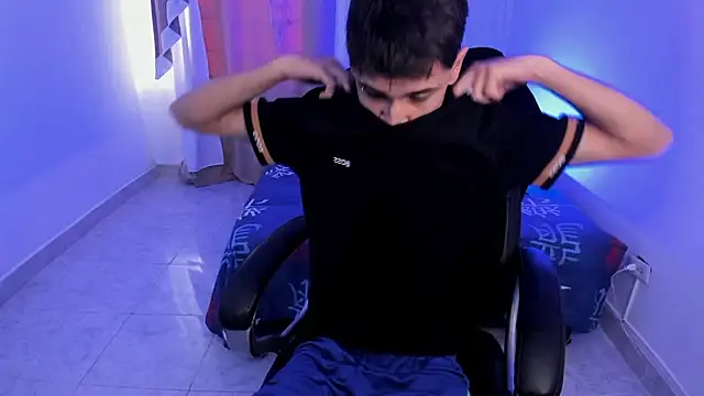 Aron Boyy online show from November 2025 08:19:02 PM