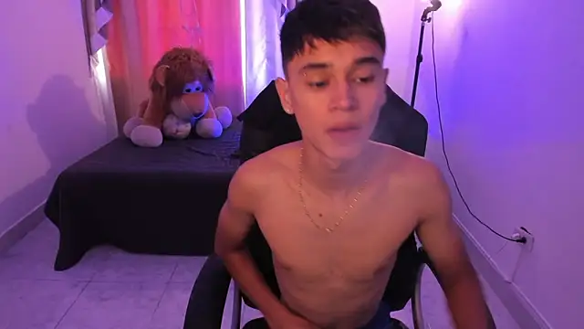 Aron Boyy online show from April 2026 08:28:02 PM