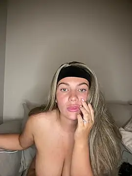 Snapshot of little_lola_x chatting on July 2026 09:10:01 PM little lola x online show from July 2026 09:10:01 PM