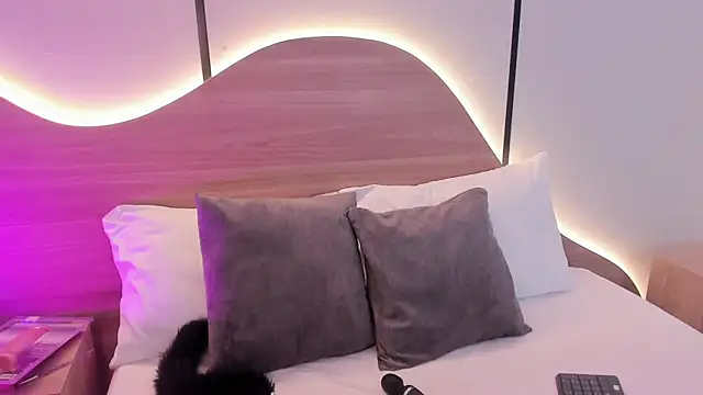 doll eyees  online show from October 2025 06:41:02 PM