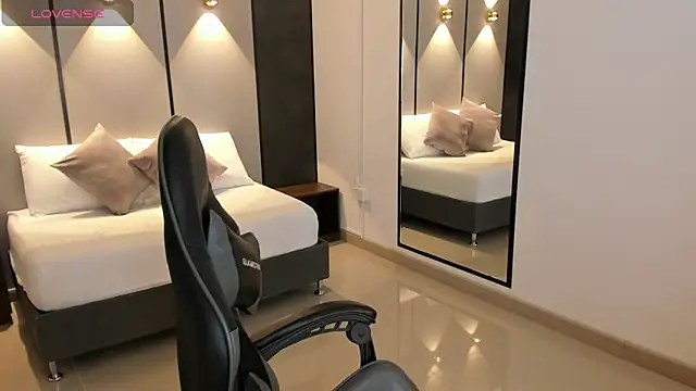 daniand  online show from October 2025 11:57:02 PM