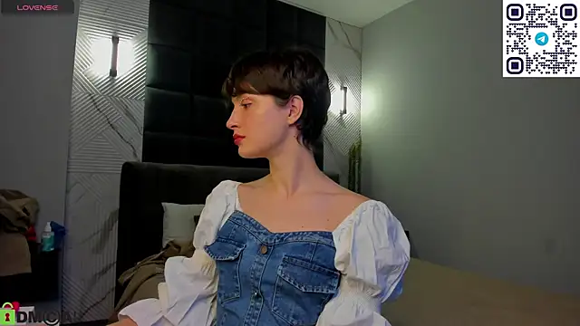 Adeline Perle online show from September 2025 12:21:01 AM