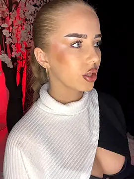 AubrieleRouj1 online show from December 2025 04:48:01 PM