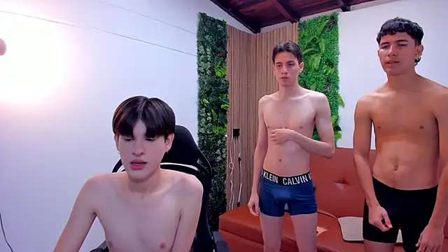 Snapshot of boysinheat_ chatting on October 2025 01:44:01 PM boysinheat online show from October 2025 01:44:01 PM