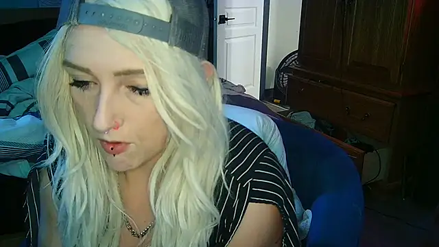 Snapshot of cutiekayls chatting on August 2026 08:11:01 PM cutiekayls online show from August 2026 08:11:01 PM