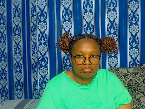 JUICEYLIPS333 online show from October 2025 05:03:02 PM