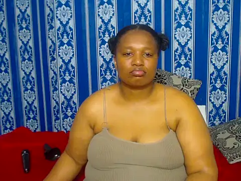 JUICEYLIPS333 online show from November 2025 04:44:02 AM