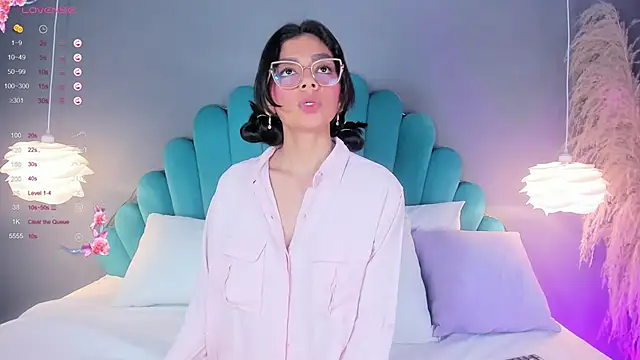 AlassiaHocthner online show from October 2025 11:44:02 AM