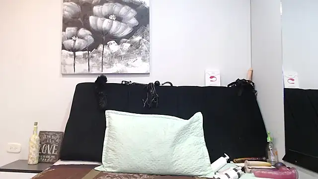 Snapshot of DonnaJoness chatting on November 2025 08:54:01 PM DonnaJoness online show from November 2025 08:54:01 PM