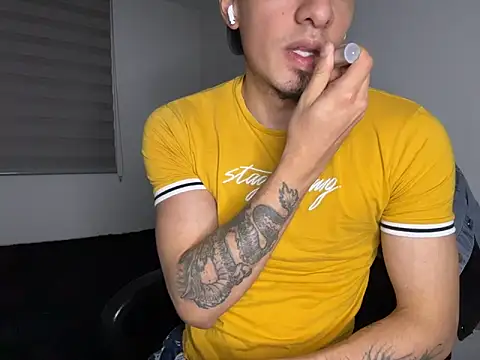 Snapshot of Juliopaspi chatting on April 2026 04:02:02 AM Juliopaspi online show from April 2026 04:02:02 AM