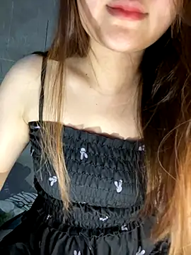 Hinne07 online show from October 2025 03:45:01 PM