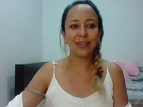 Snapshot of leah_susman chatting on November 2025 02:43:02 AM leah susman online show from November 2025 02:43:02 AM