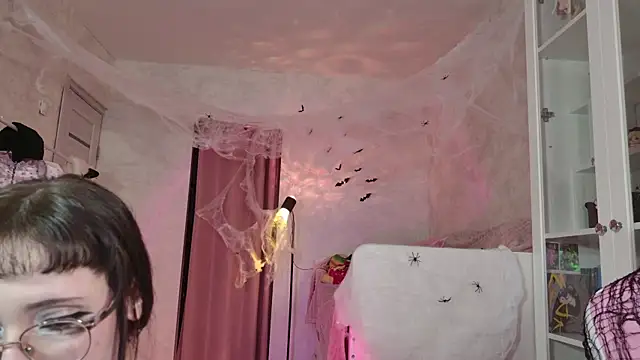 MiraJadee online show from October 2025 05:03:01 PM