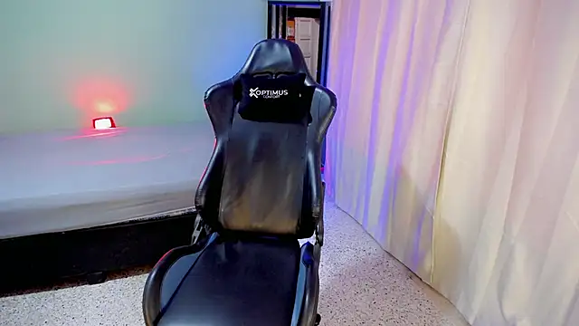 dilan hott  online show from October 2025 09:01:01 PM