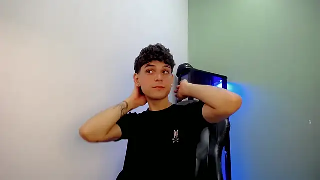 dilan hott  online show from December 2025 05:32:01 PM