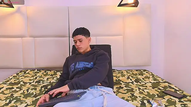 Snapshot of aron_twink66 chatting on September 2025 01:57:02 PM aron twink66 online show from September 2025 01:57:02 PM