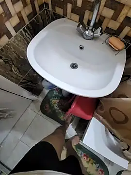 Snapshot of WelloffUpthrow chatting on February 2026 11:00:01 PM WelloffUpthrow online show from February 2026 11:00:01 PM