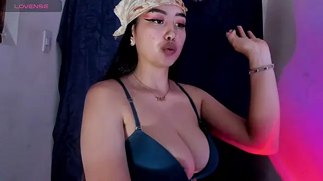 Snapshot of Viioleett_cum chatting on November 2025 04:22:01 PM Viioleett cum online show from November 2025 04:22:01 PM