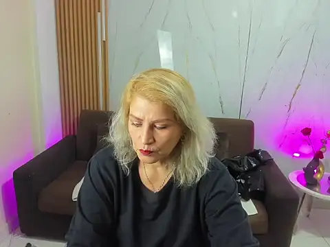 Juanitarubia online show from November 2025 07:02:02 PM