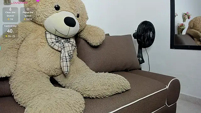 Zahra milks online show from October 2025 01:45:02 PM