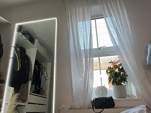 KayleeBella online show from October 2025 04:17:01 PM