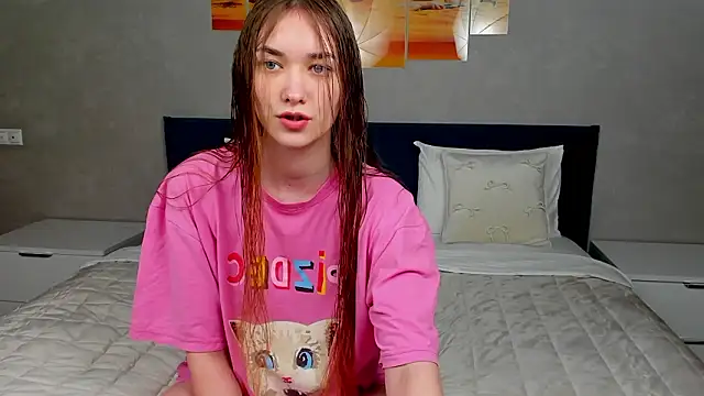 Snapshot of AmadaReine chatting on February 2026 03:18:01 AM AmadaReine online show from February 2026 03:18:01 AM