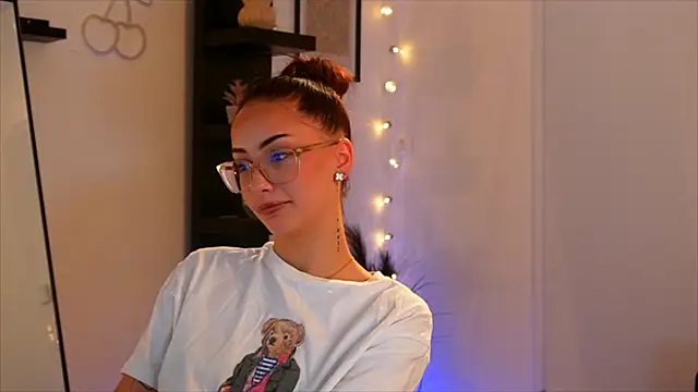 Naomii20   online show from November 2025 02:39:02 PM