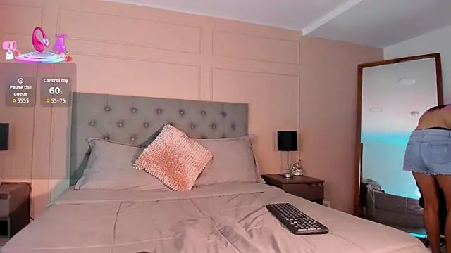 ALICESANDOVAL online show from October 2025 11:40:02 AM