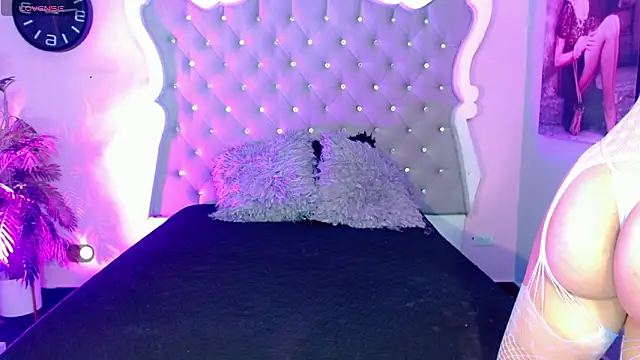 Honey Moontsts online show from March 2026 12:00:02 PM