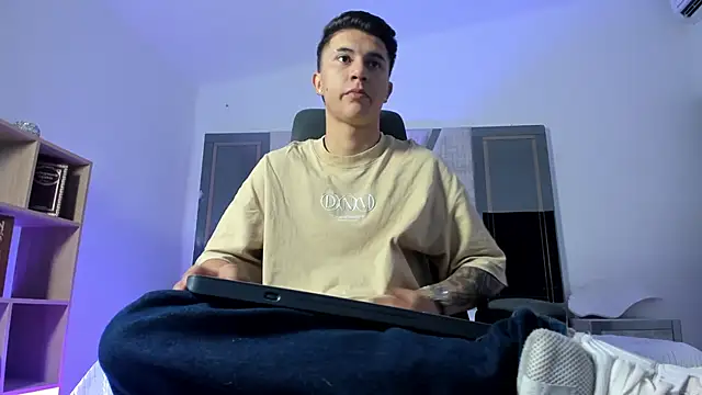 liaamsmiith  online show from September 2025 12:37:01 PM