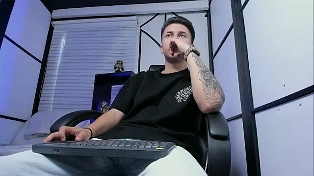 liaamsmiith  online show from September 2025 02:50:02 PM