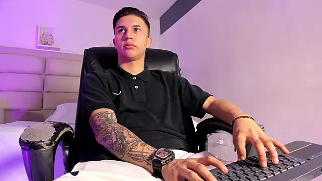 liaamsmiith  online show from October 2025 12:16:02 PM