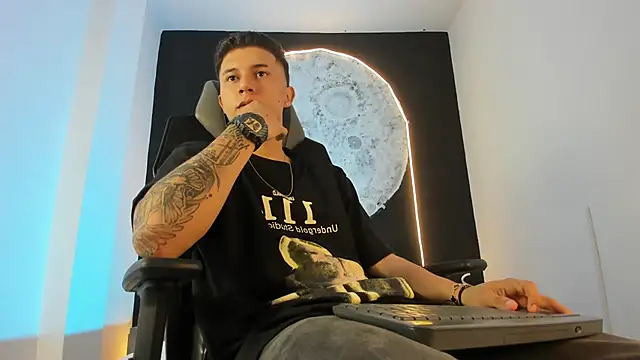 liaamsmiith  online show from November 2025 11:56:02 AM