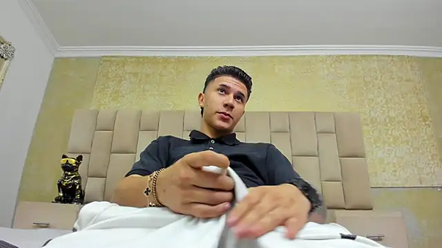 liaamsmiith  online show from November 2025 12:22:01 PM