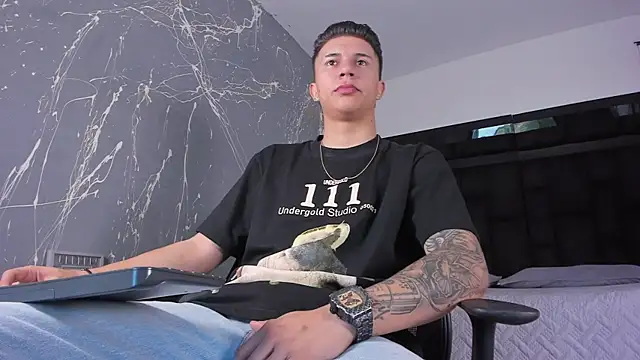 liaamsmiith  online show from November 2025 12:11:01 PM