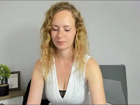 LyraHotty online show from September 2025 03:34:02 PM