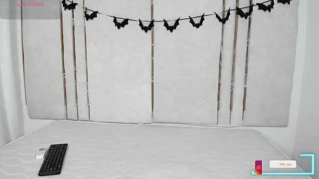 Lilith dry online show from October 2025 01:11:01 PM