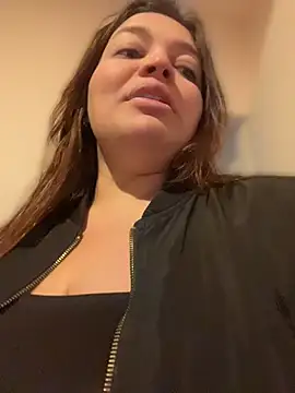 Snapshot of sarahreyess_11 chatting on May 2026 10:21:02 AM sarahreyess 11 online show from May 2026 10:21:02 AM