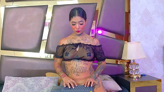 Snapshot of EmilieLake chatting on November 2025 08:09:01 PM EmilieLake online show from November 2025 08:09:01 PM