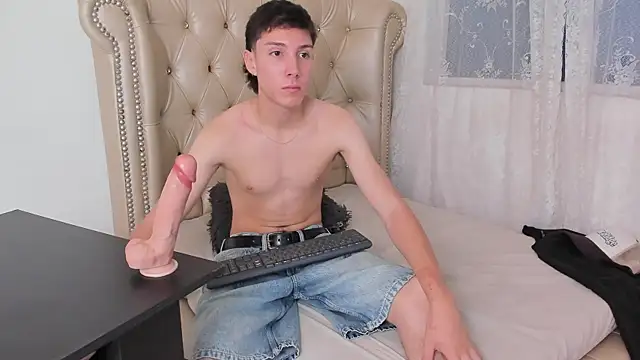 Snapshot of LittleDanny_ chatting on September 2025 01:56:01 PM LittleDanny online show from September 2025 01:56:01 PM