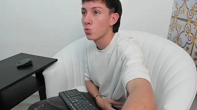 Snapshot of LittleDanny_ chatting on November 2025 05:01:02 PM LittleDanny online show from November 2025 05:01:02 PM